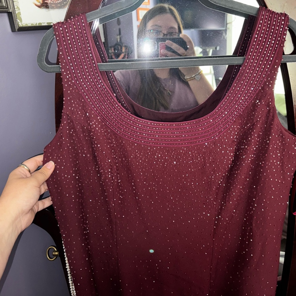 Elegant Burgundy Maxi Dress - Picture 4 of 6